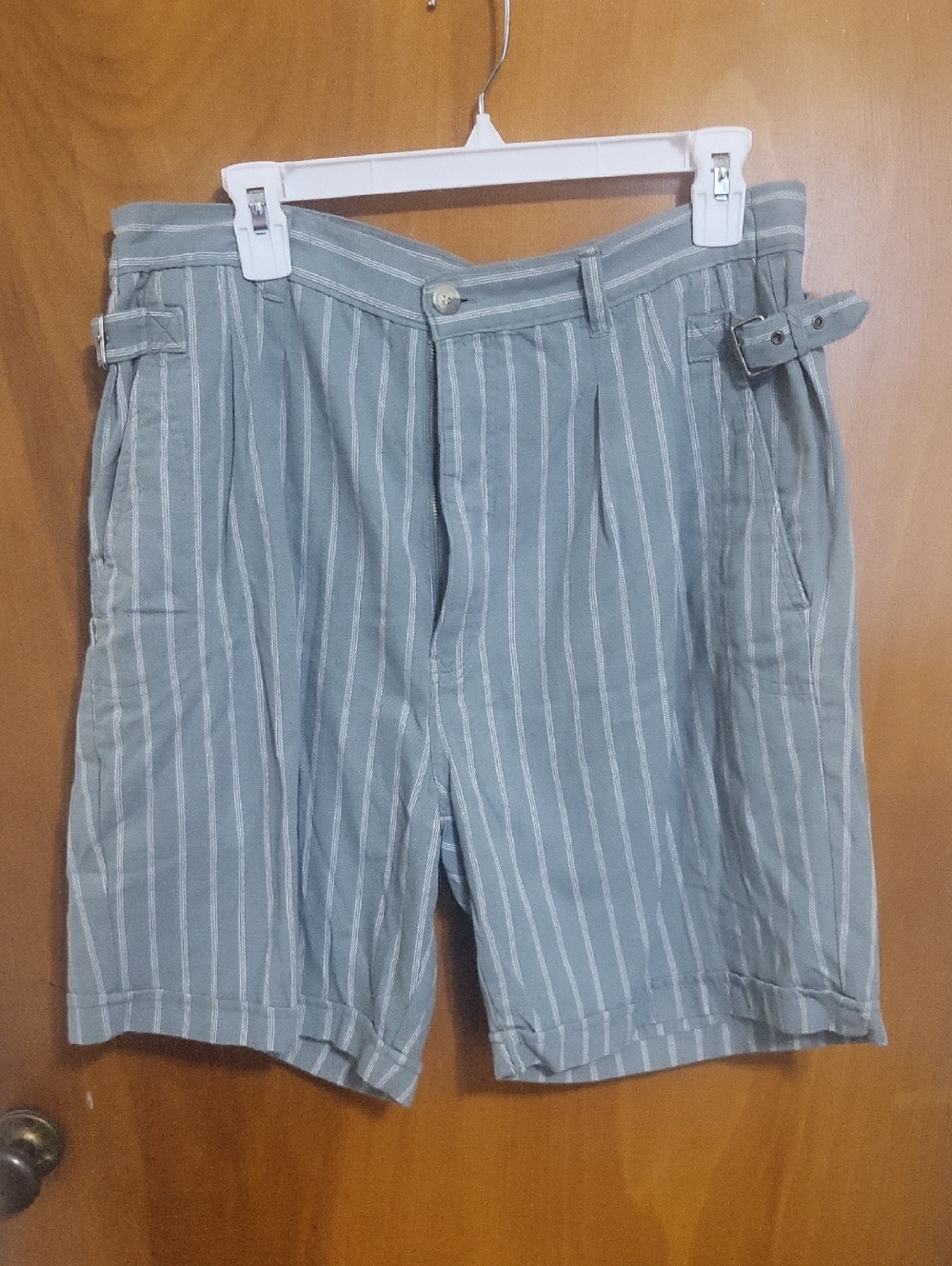 Trader Bay Men’s Gray Pinstripe Flat-Front Shorts